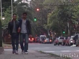 Dva adolescents hook hore pre gejské jeden na jedného