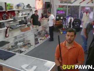 Nyaman pawnee membanting oleh toko owners