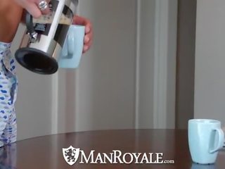 Manroyale paksu mulkku kanssa a kuppi of coffee
