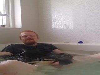 Rubbercub masturbación en bañera