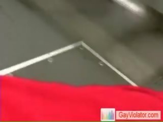 Človek prijíma cvičené v metro podľa gayviolator